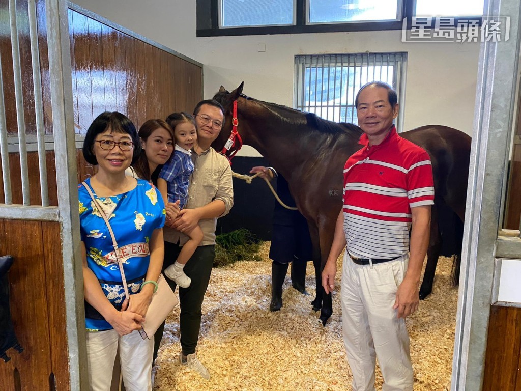 左邊抱女兒是「寶成」馬主蕭煒忠、右邊是其父蕭澤偉。