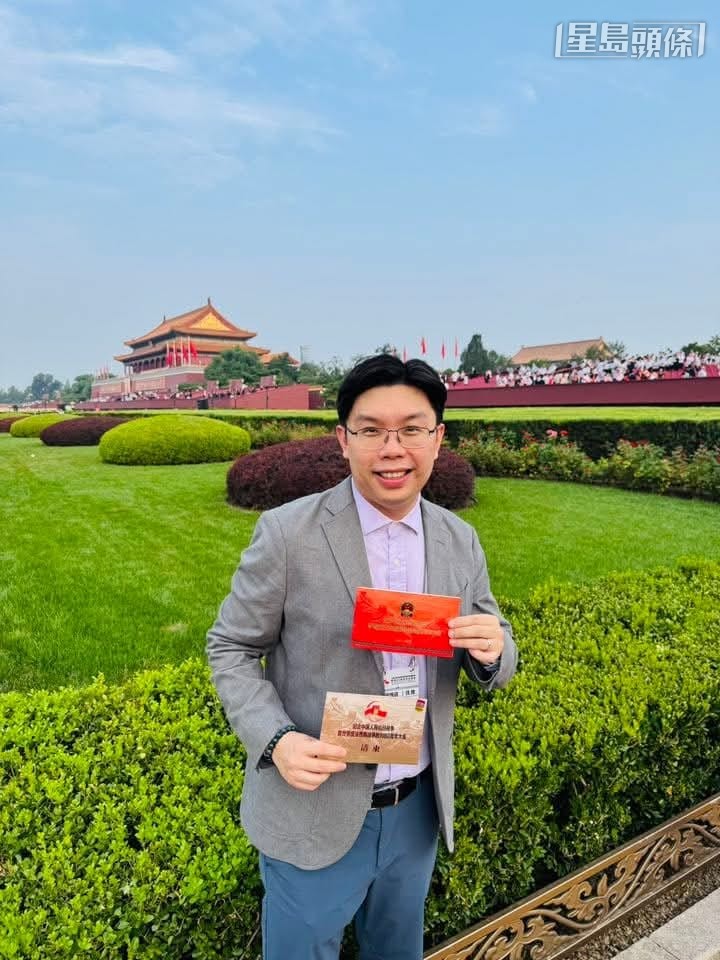 「飛輪鞭」馬主團體成員沈慧林,深感榮幸能夠受邀出席在北京天安門廣場舉行的紀念大會和閱兵儀式。相片來源:馬主沈慧林提供 「飛輪鞭」馬主團體成員沈慧林,深感榮幸能夠受邀出席在北京天安門廣場舉行的紀念大會和閱兵儀式。相片來源:馬主沈慧林提供