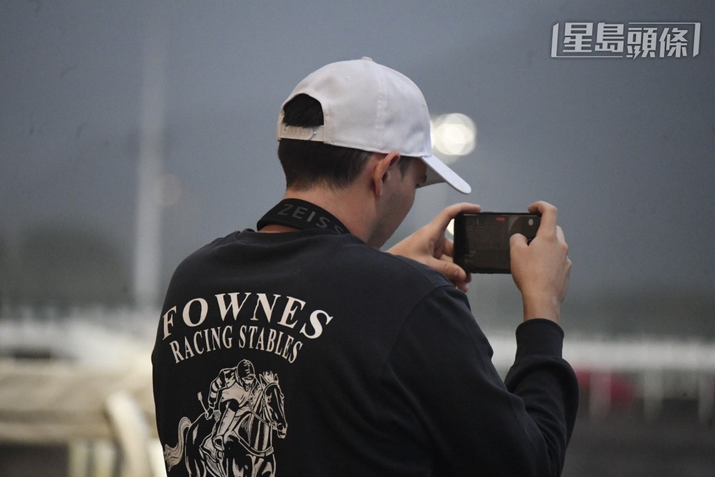 今晨沙田晨操,方嘉柏囝囝Ronan (圖) 在欄邊,以手機細心拍下「富心星」及「大千氣象」整個操練過程。 今晨沙田晨操,方嘉柏囝囝Ronan (圖) 在欄邊,以手機細心拍下「富心星」及「大千氣象」整個操練過程。