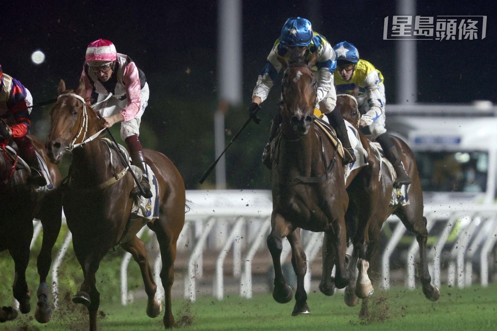 由伍鹏志训练的「表之银河」（2号），在何泽尧胯下胜出今日在沙田马场举行的1800米三级赛精英碟（让赛）。