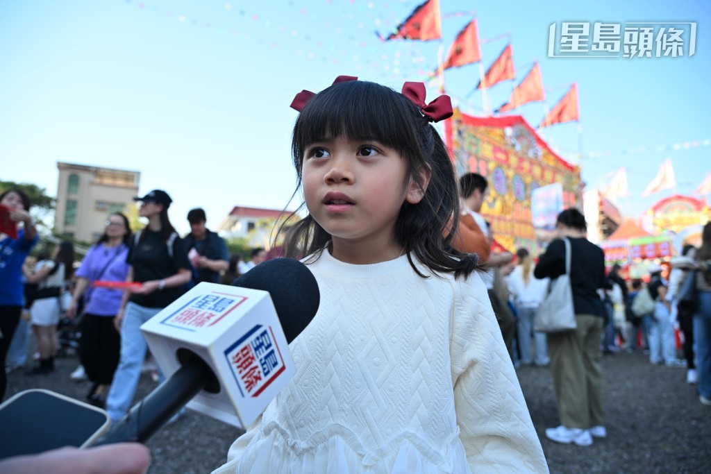 梁小朋友指最深刻的是舞獅表演，興奮分享自己吃了麥芽糖餅，還想再買冰糖葫蘆。