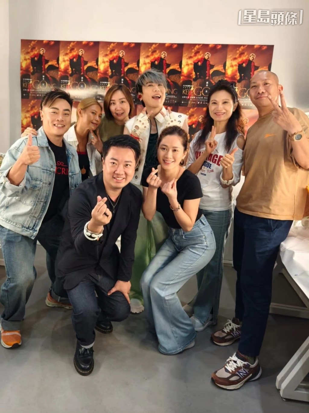 王賢訊 (前左) 到場支持《中年好聲音2》歌手顏米羔 (後右三) ，在西九文化區自由空間大盒舉行的演唱會。