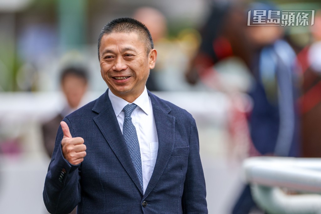 練馬師沈集成對「浪漫勇士」完成中東之旅後的狀況表示滿意。 練馬師沈集成對「浪漫勇士」完成中東之旅後的狀況表示滿意。