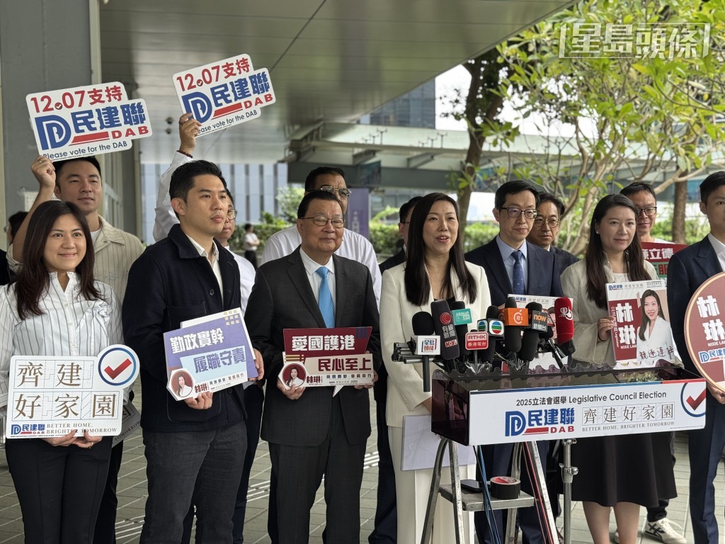 林琳(中)今日到政府總部報名參選競逐連任。 林琳(中)今日到政府總部報名參選競逐連任。