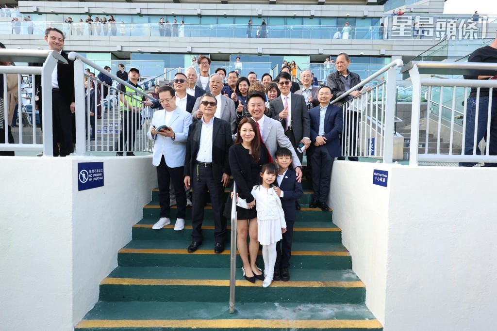 賽後「時時歡欣」馬主王經緯說:「我們引入『時時歡欣』,因為牠的適應能力比較好,性能廣泛,草地和泥地也可以應付。」 賽後「時時歡欣」馬主王經緯說:「我們引入『時時歡欣』,因為牠的適應能力比較好,性能廣泛,草地和泥地也可以應付。」