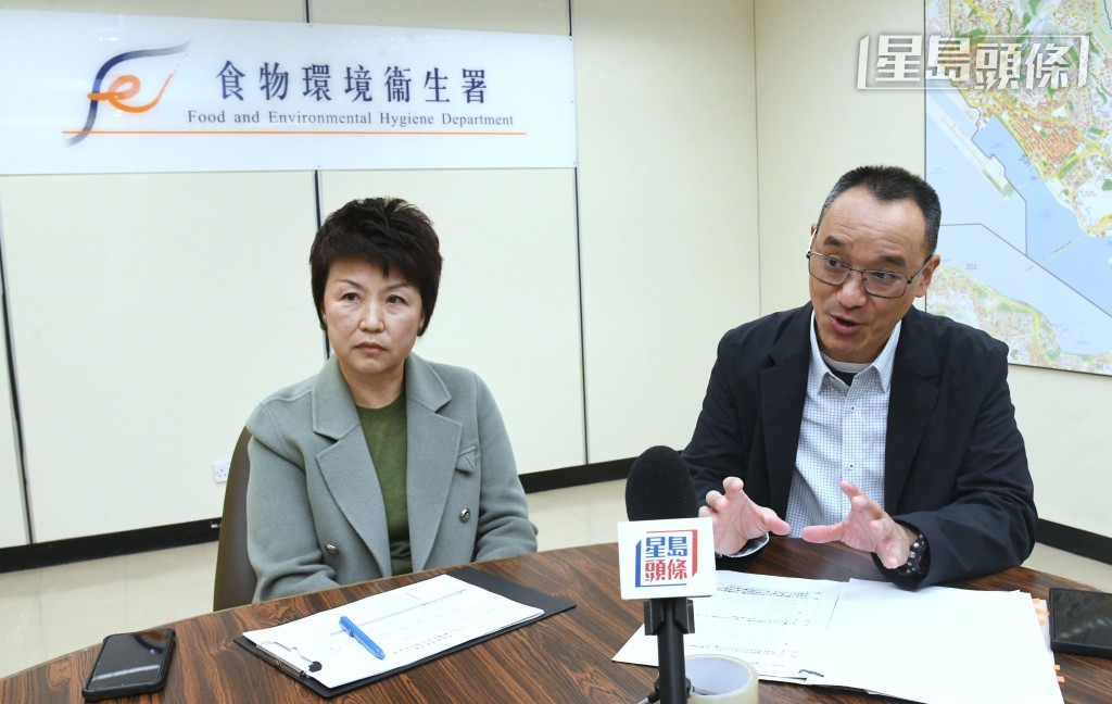 周勁時(右)說，今年年宵市場新安排之一，是規定活動式帳篷邊角及錨固點，均須以沙袋或活動式帳篷專用注水底座等重物固定。