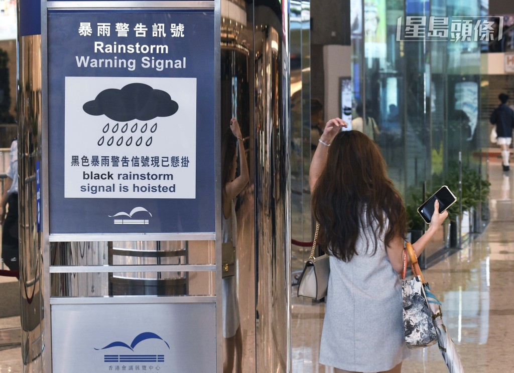 天文台昨晨發出今年首個黑色暴雨警告信號，持續近兩小時的暴雨造成多區水浸。資料圖片