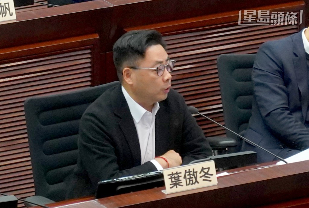 葉傲冬問到，政府會否考慮與NGO或區議員合作建立流動康健站。