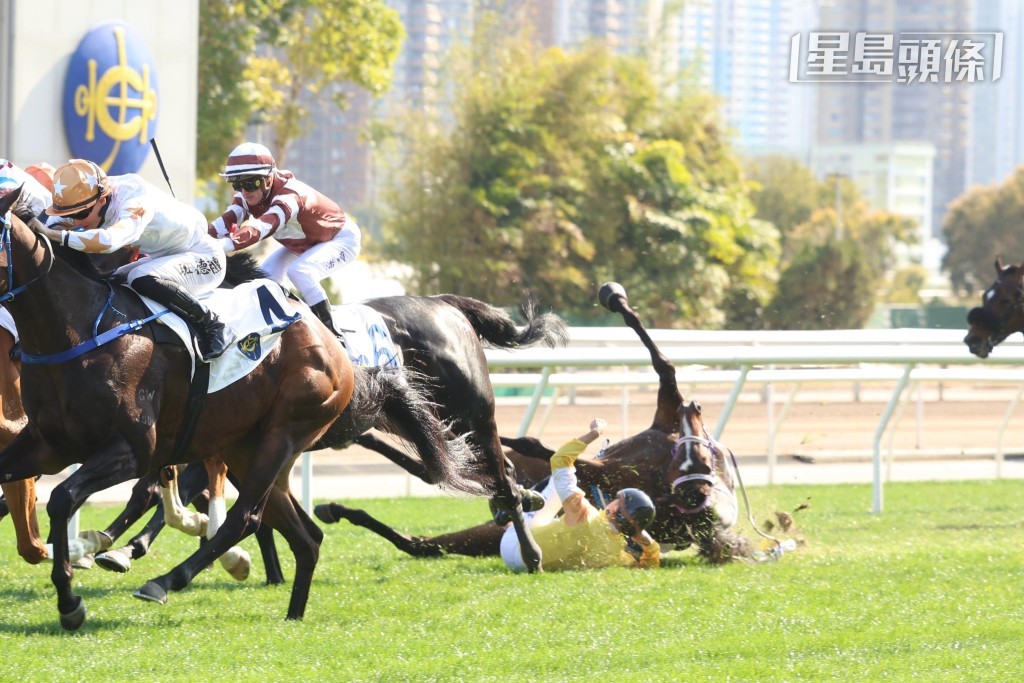 參戰馬在終點前五十米左右，初岀新馬「鋁神」突然失蹄，鞍上人何澤堯因而失去平衡墮馬。