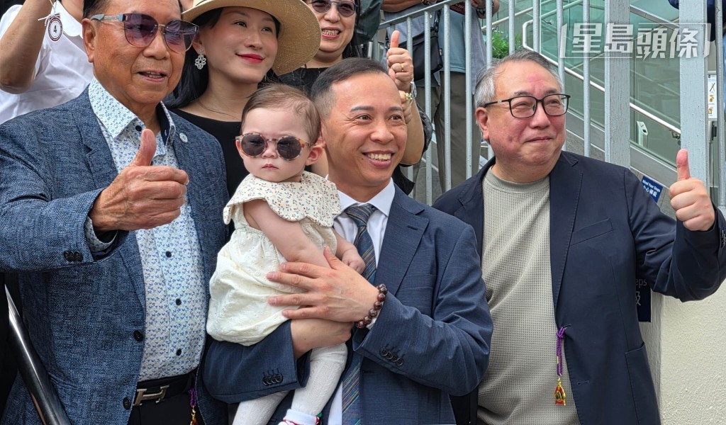 賽後馬主為善聚樂賽馬團體經理人黃錦財 (右) 受訪時表示，賽前都有擔心愛駒排一檔跑直路賽比較困難，很開心馬兒可以克服阻礙。