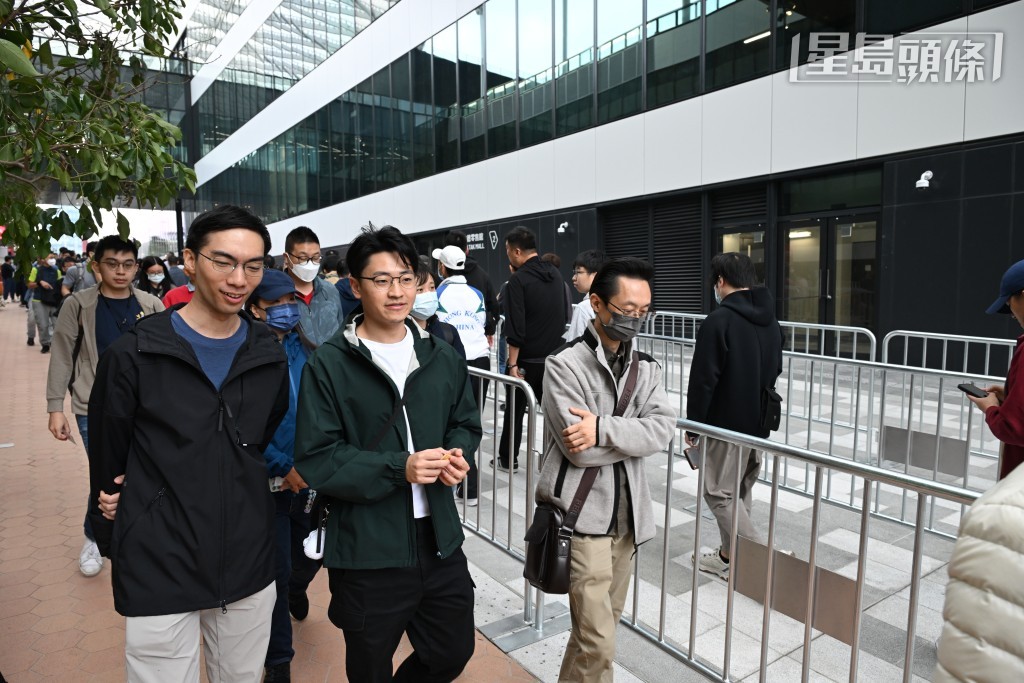 首階段演練下午3時30分開始,1.2萬名參與演練人士經過安檢和驗票程序進場。鍾健華攝 首階段演練下午3時30分開始,1.2萬名參與演練人士經過安檢和驗票程序進場。鍾健華攝