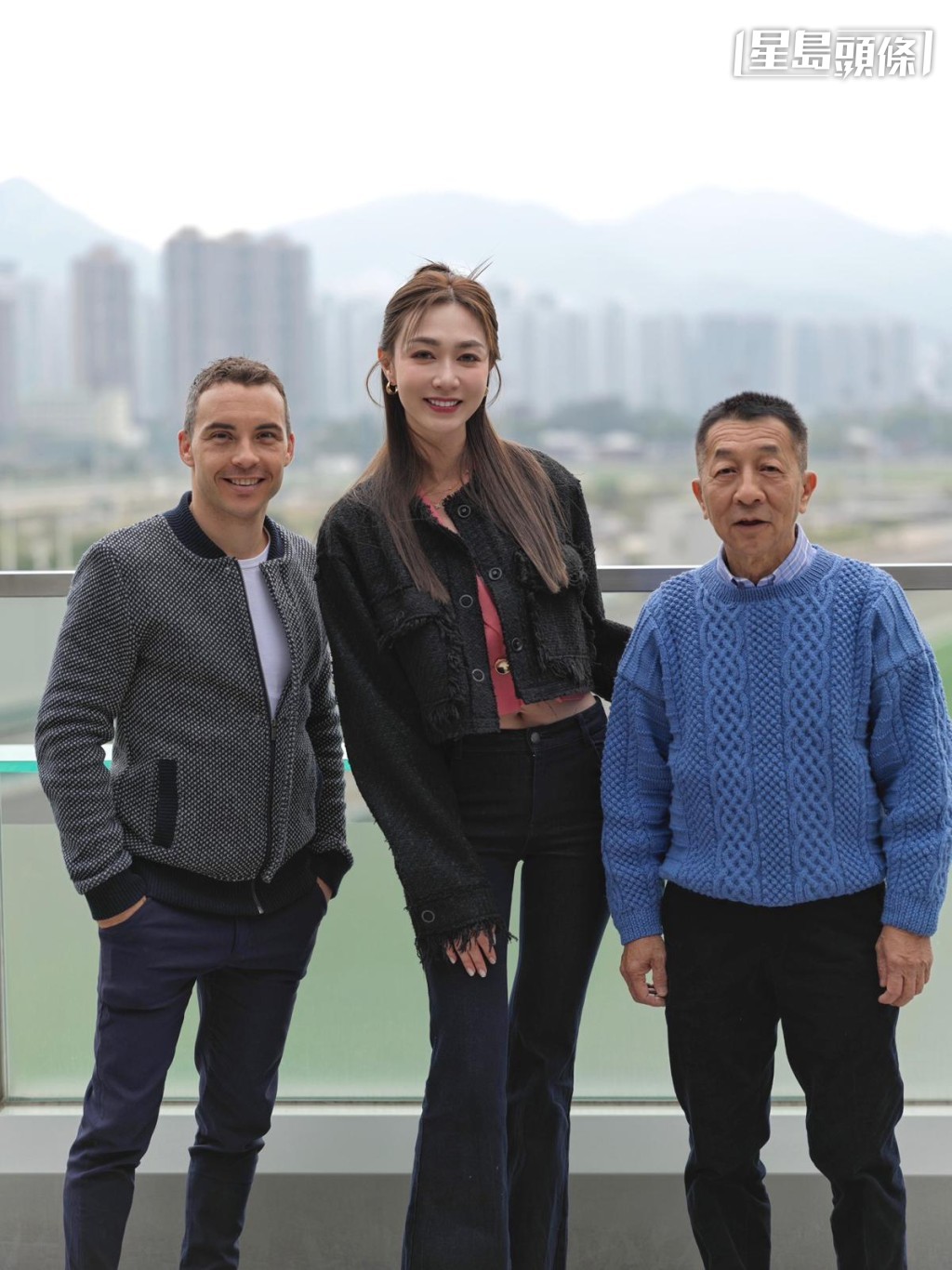 靚女團體馬主黃嘉雯日前與徐雨石和紀仁安一起入馬房,探望愛駒,餵馬兒吃青草,獎勵馬兒叻仔。相片來源:馬主黃嘉雯提供 靚女團體馬主黃嘉雯日前與徐雨石和紀仁安一起入馬房,探望愛駒,餵馬兒吃青草,獎勵馬兒叻仔。相片來源:馬主黃嘉雯提供