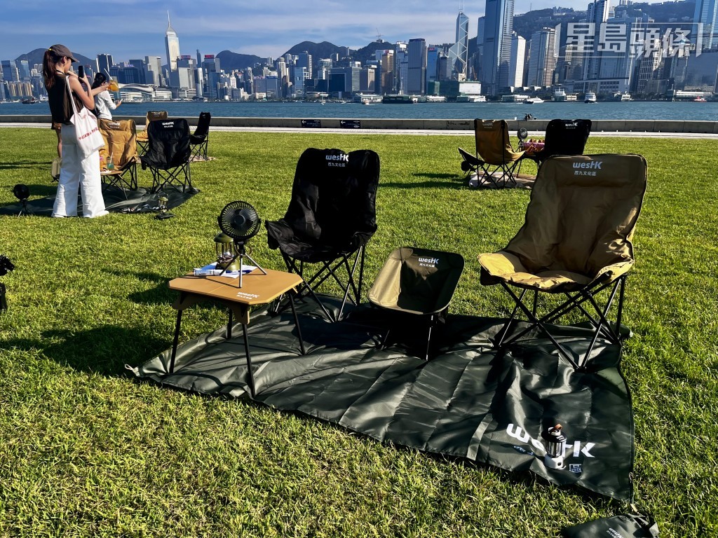 訪客可於海濱東草坪旁的資訊訪客站租借野餐用品。 訪客可於海濱東草坪旁的資訊訪客站租借野餐用品。