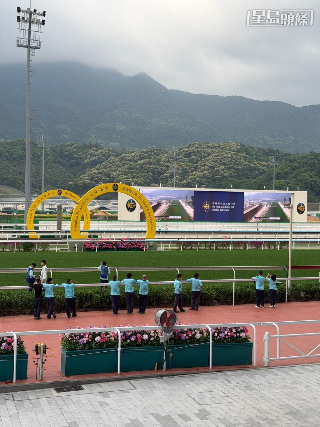 马会从化马场将由本年十月起举办常规赛事，从化马场的地标性看台、马匹亮相圈等各项设施已经竣工，各方都为十月的常规赛事做好完善的准备。相片及短片截图：叶楚航ig
