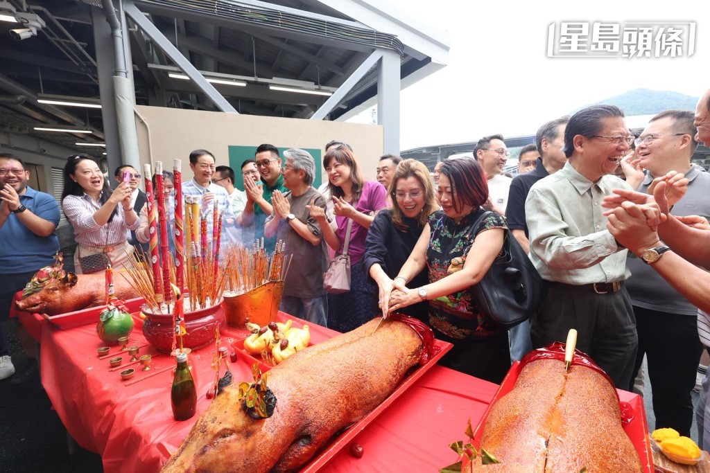 伍鵬志馬房今午舉行拜神儀式,出席者眾多。 伍鵬志馬房今午舉行拜神儀式,出席者眾多。