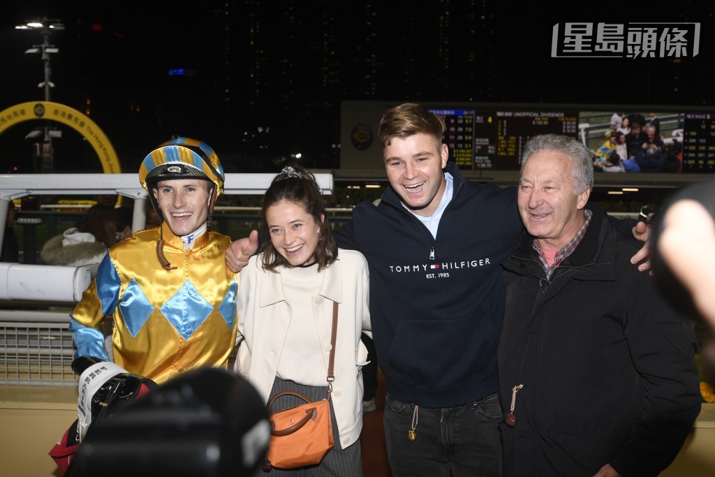 霍宏聲 (左) 現時已經返回祖家南非，與父親兼前香港練馬師霍利時 (右) 等親友共聚天倫。
