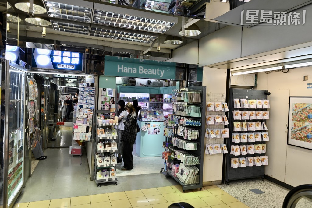 「兆萬中心」數層零售店舖均人流稀少，未能吸引內地旅客「翻生」。