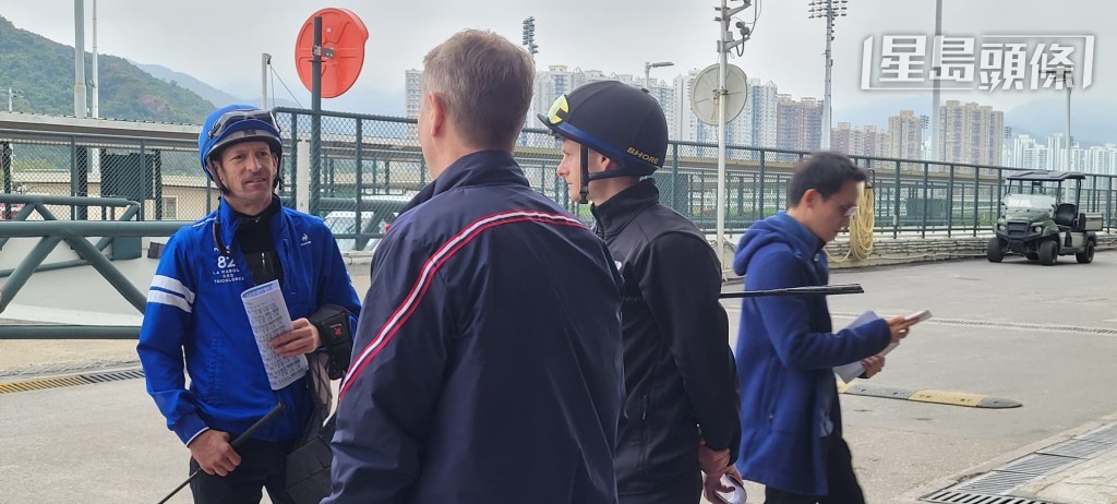 布浩榮收操後，與馬會高層夏定安及布文 (左) 言談甚歡。