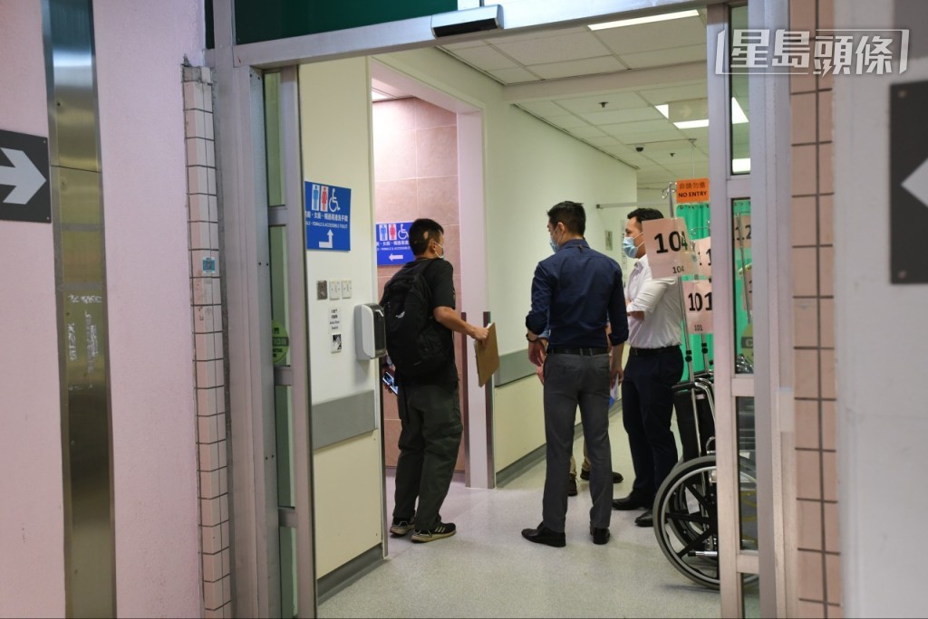 探員到北區醫院了解事件。 探員到北區醫院了解事件。