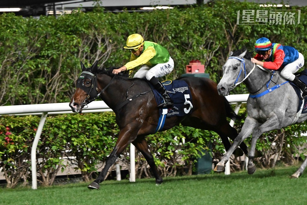 何澤堯憑「好友心得」登上浪琴國際騎師錦標賽冠軍寶座。 何澤堯憑「好友心得」登上浪琴國際騎師錦標賽冠軍寶座。