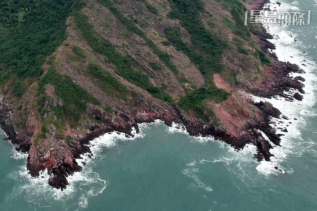 「恐龍島」在風浪拍打下，岸邊掀起白頭浪。