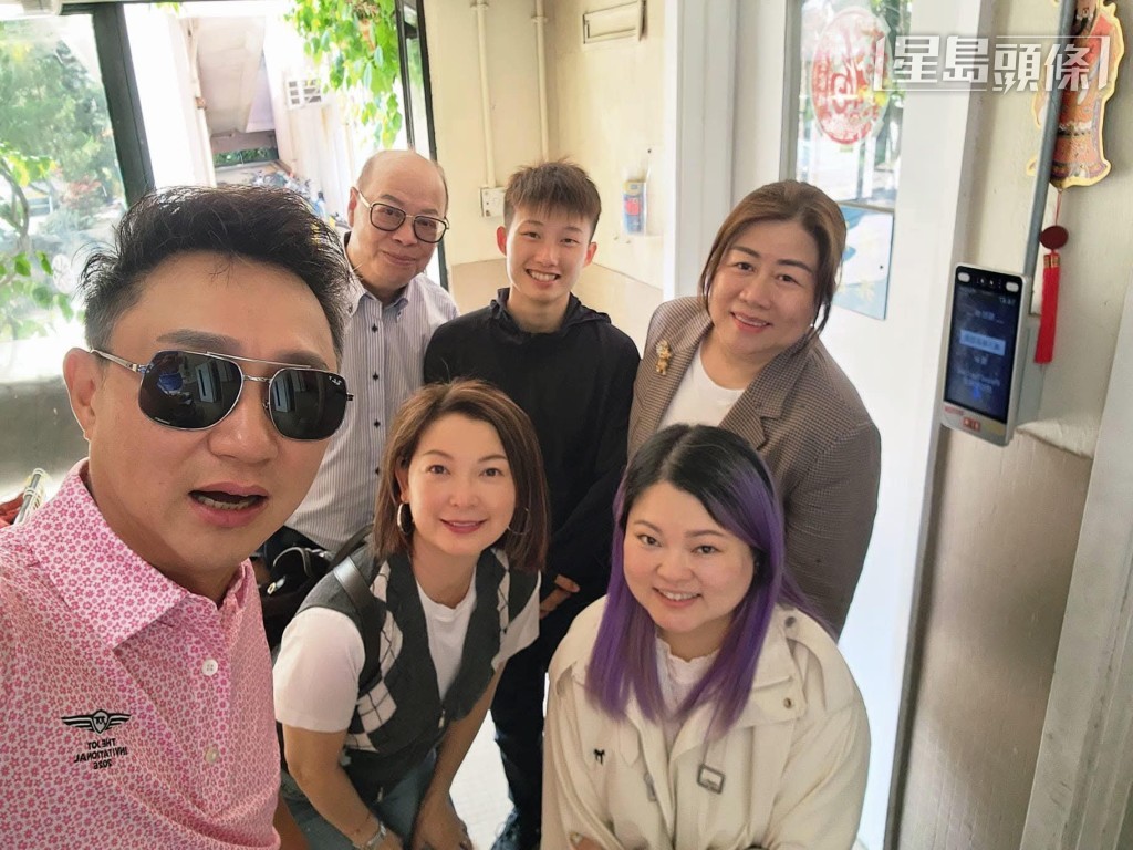 日前姜炳辉和太太李桂嫦和数位好朋友一起入沙田马场探班，期间遇见女见习骑师袁幸尧 (后排右二) ，大家来个开心合照。