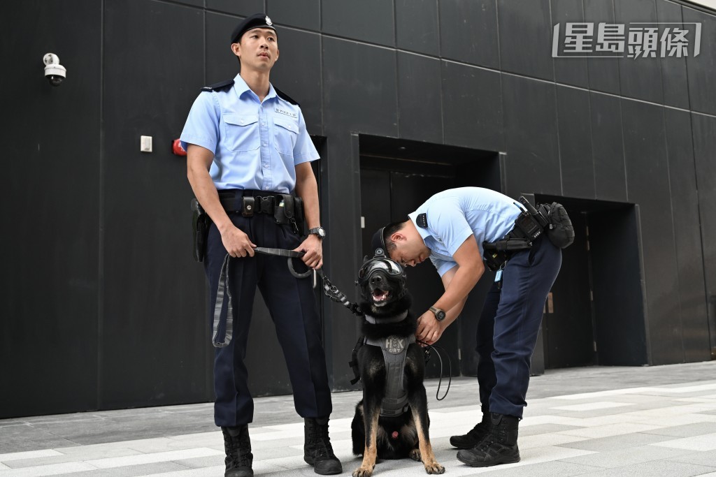 現場有大批警員、民安隊隊員、醫療輔助隊人員等在場館附近準備。鍾健華攝 現場有大批警員、民安隊隊員、醫療輔助隊人員等在場館附近準備。鍾健華攝