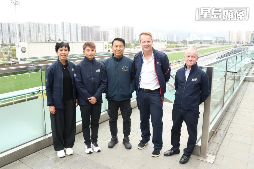 賽馬人才培訓中心主管陳念慈 (左)，今早與馬會高層夏定安 (右二)，練馬師姚本輝 (中)、見習騎師學校的首席騎術教練高雅志 (右) 陪同女見習騎師袁幸堯(左二)一起出席傳媒見面會。