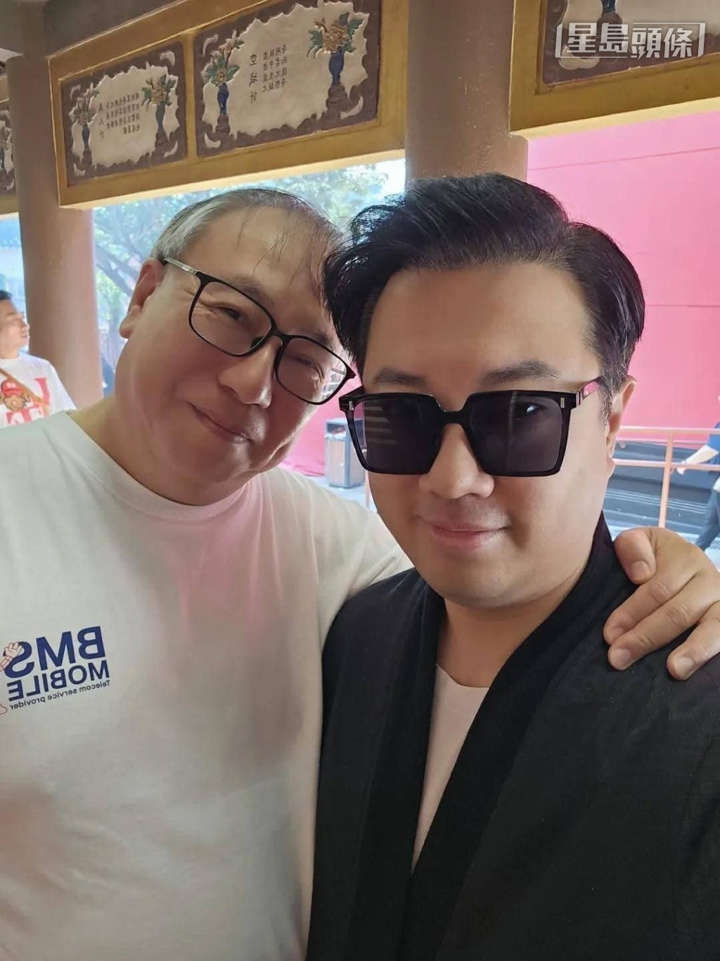 「安」系马主王贤讯（右）专程前往车公庙，诚心拜车公，并与「常尝发财」马主为善聚乐赛马团体经理人黄锦财（左）喜相逢。