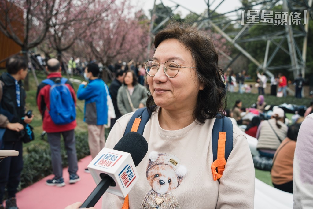 郭小姐特意約朋友一起來賞花，指今年新增了海旁的櫻花很不錯。