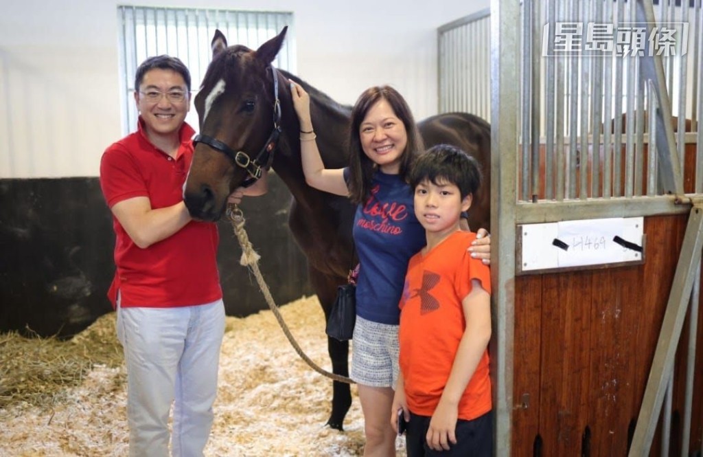 何志豪(左)和家人都有入仓探望「志敏飞凡」。