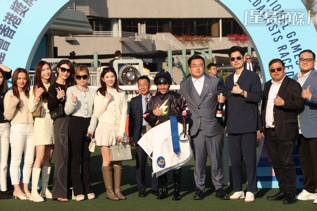 「飛馬座」，剛周日沙田賽事順利打開勝利之門。一班馬主如團體經理人陶樺瑋和其太太，以及一班好朋友一起開心地拉頭馬，當日黃嘉雯沒有入馬場，因而未見拉頭馬。