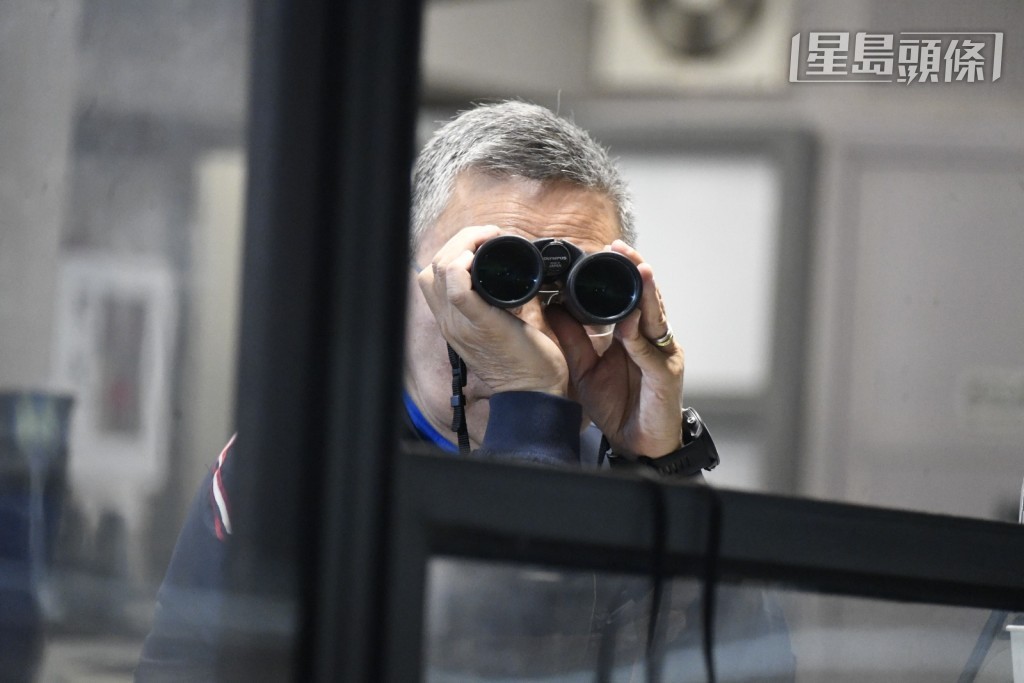 呂健威 (圖) 緊張潘頓兩戰馬,包括「勁進駒」和「彩虹七色」。 呂健威 (圖) 緊張潘頓兩戰馬,包括「勁進駒」和「彩虹七色」。