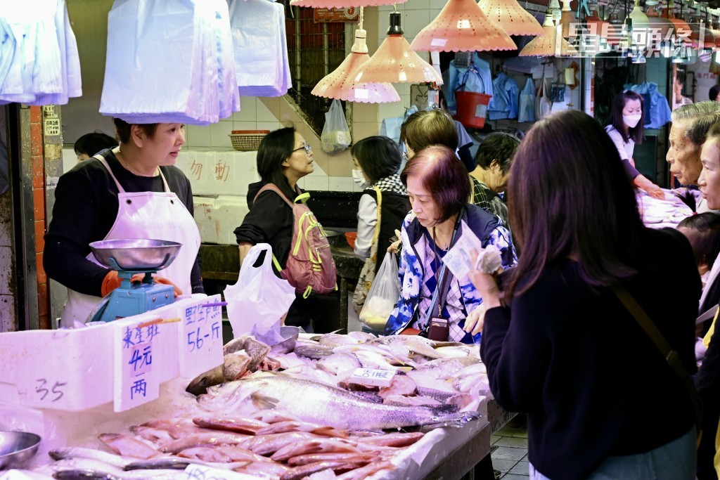 街市內的海鮮及菜檔均逼滿人。  ​