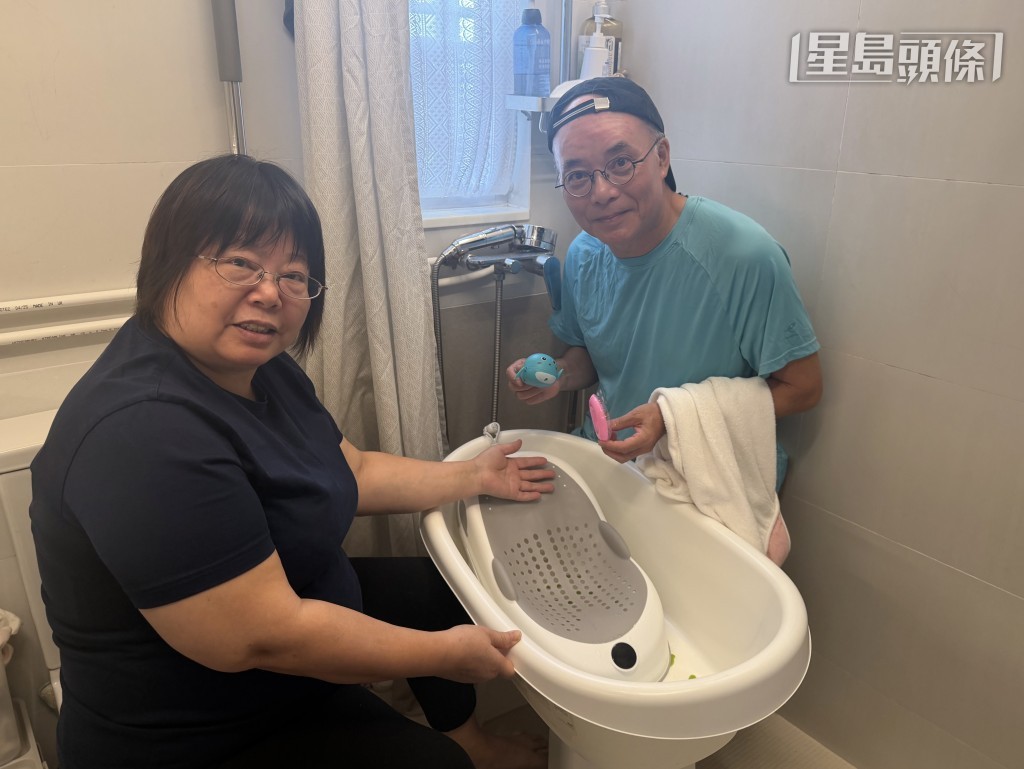 他們會一起替BB沖涼。 他們會一起替BB沖涼。