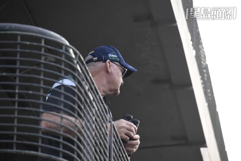 今早希斯一早到場督操，其中當世一「嘉應高昇」在大圈快跳時，希斯凝神屏氣地高舉望遠鏡吼實。