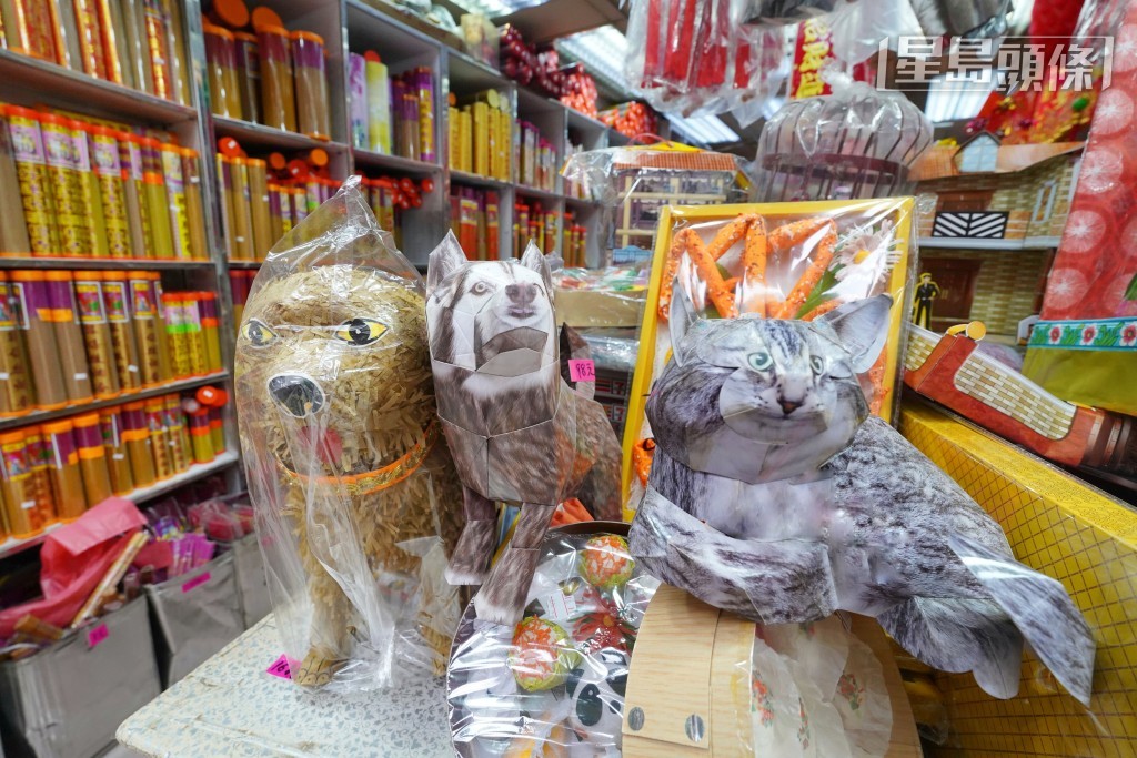 為了吸引年輕顧客，今年有機械貓狗的祭品。