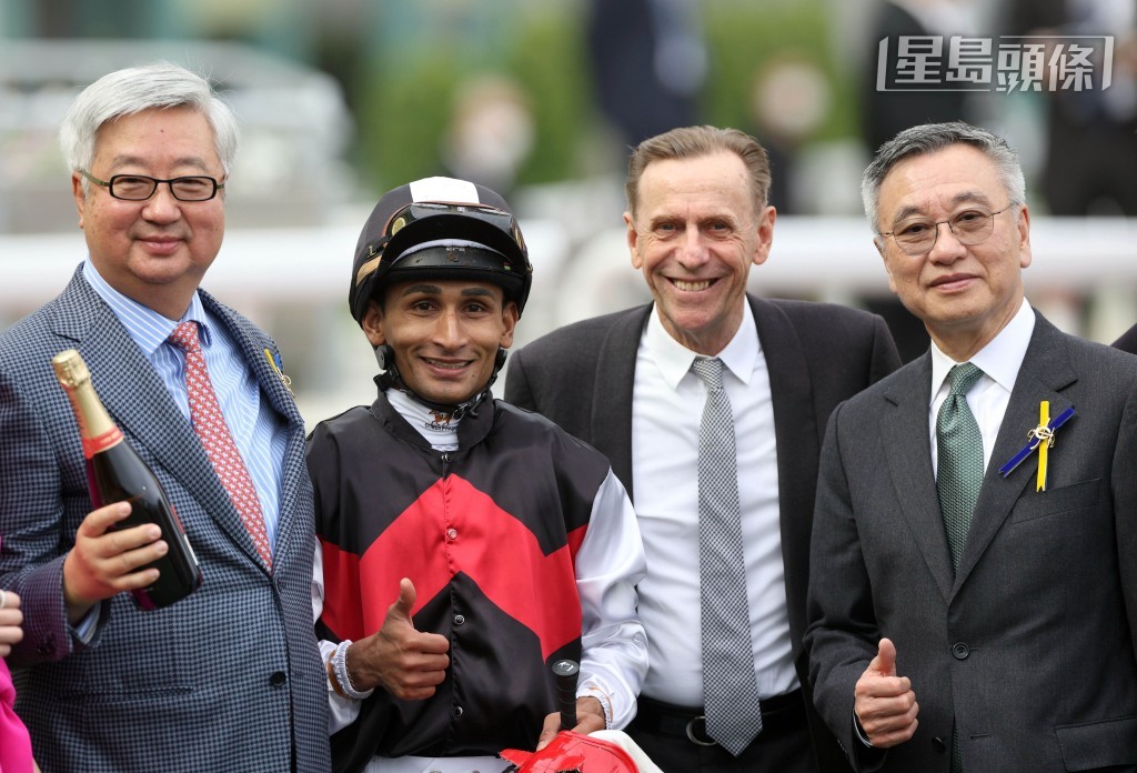 「竞骏辉煌」的团队庆祝胜利。