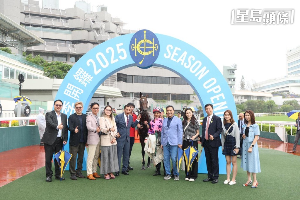 「讓愛高飛」勝出，賽後AA84團體馬主許坤華和劉學倫等一起拉頭馬。