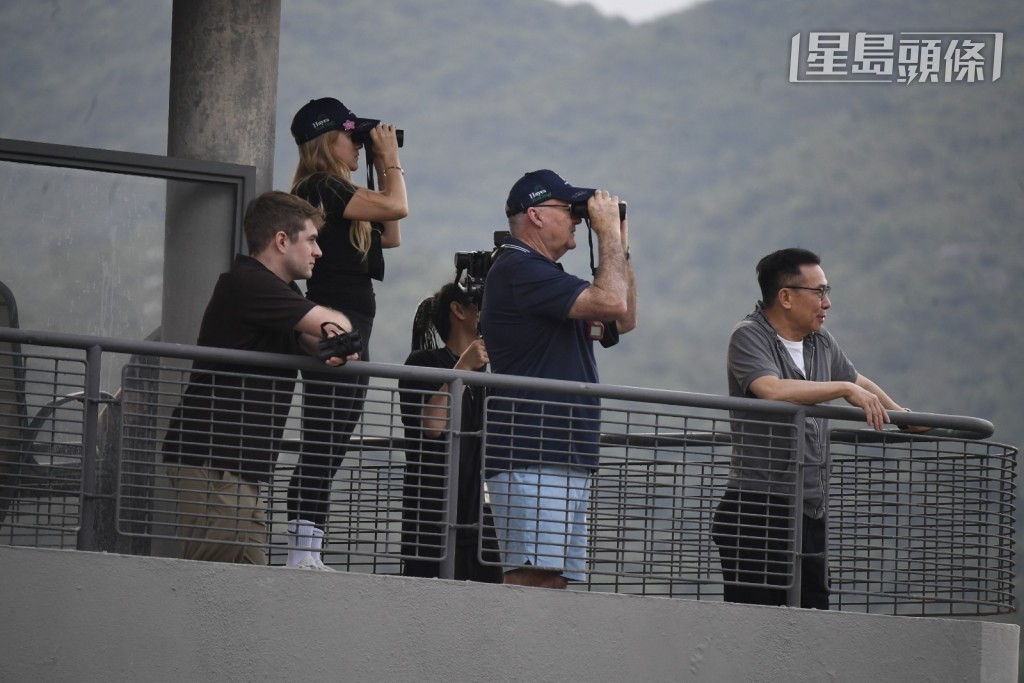 「嘉應高昇」馬主梁錫光一早到場，與希斯及潘頓太太Nicole一起在烽火台觀看馬王的操練。