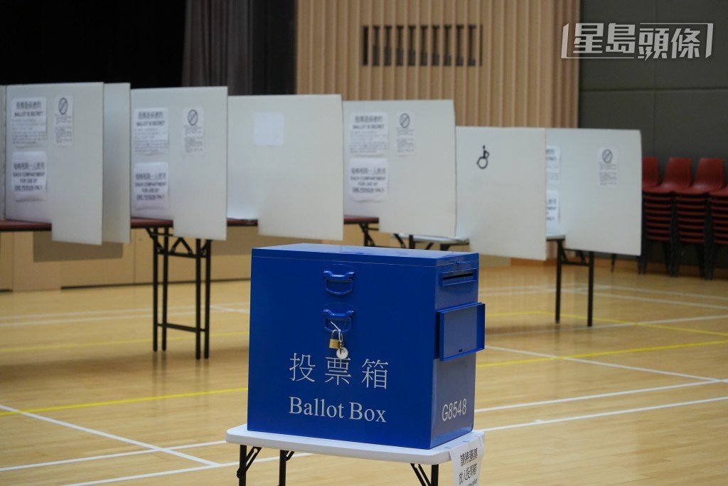  区议会选举将于周日（10日）举行，选管会主席陆启康今午（5日）到北角社区会堂视察模拟票站。吴艳玲摄