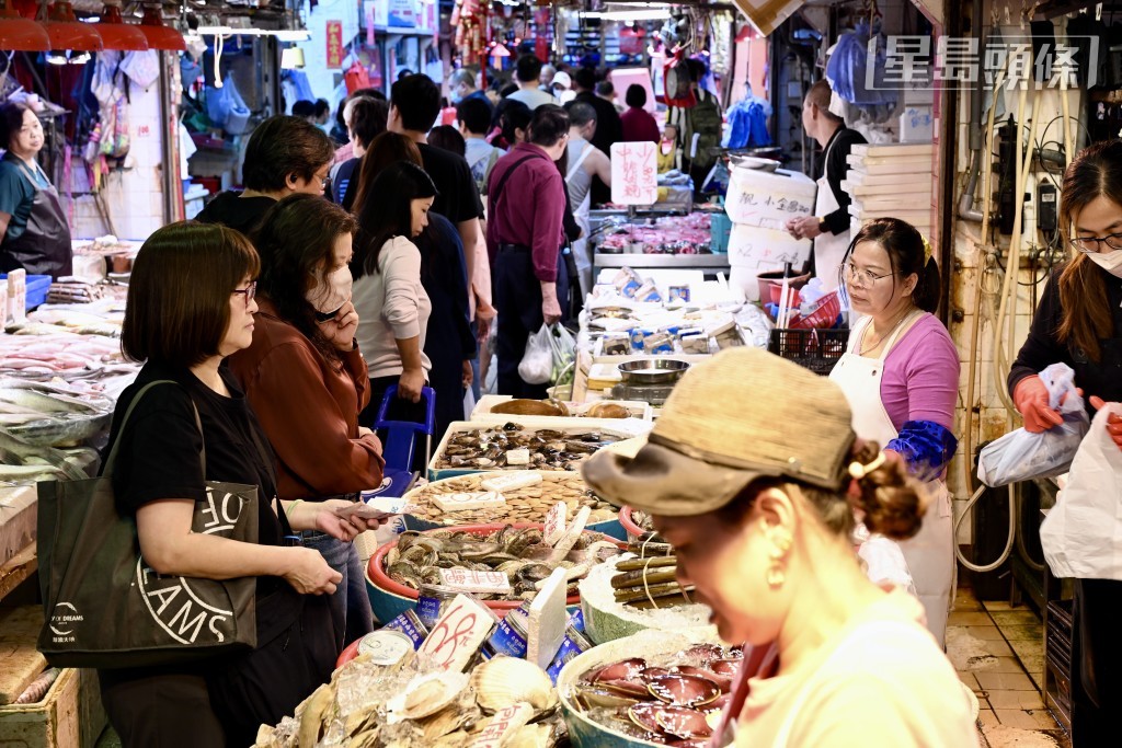街市內人潮湧現，海鮮及蔬菜攤檔均逼滿人。