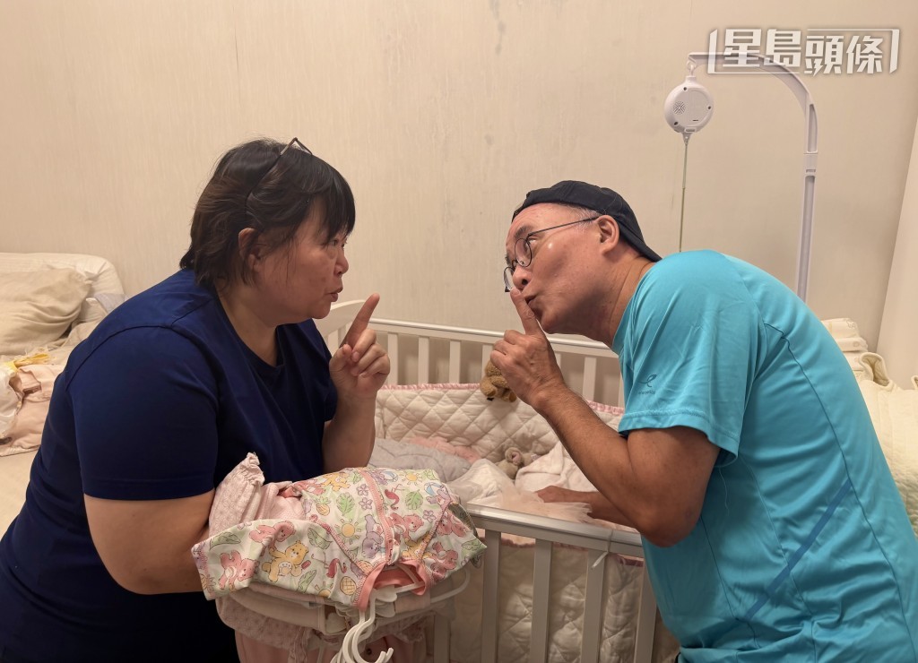 張生、張太今年3月開始照顧第一個寄養BB,令他們的退休生活變得更充實。何姵妤攝 張生、張太今年3月開始照顧第一個寄養BB,令他們的退休生活變得更充實。何姵妤攝