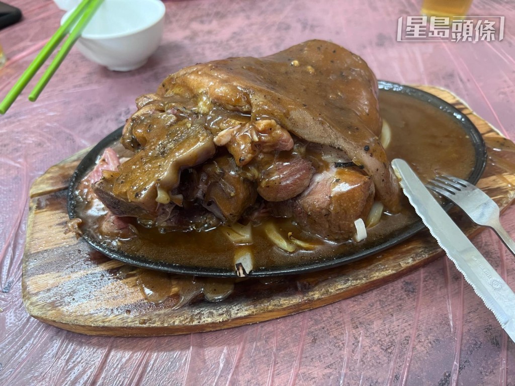 愛文生招牌菜「鐵板豬手」。