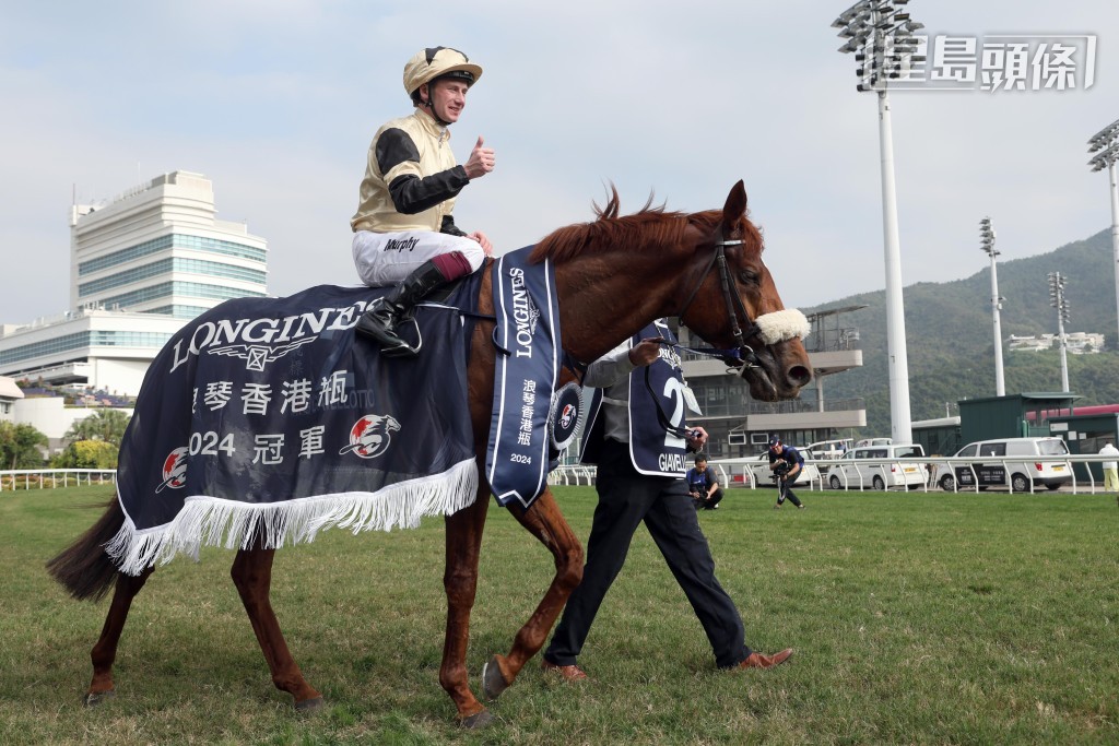 「遠飛標槍」勝出香港瓶，布銘球歸功於莫艾誠。