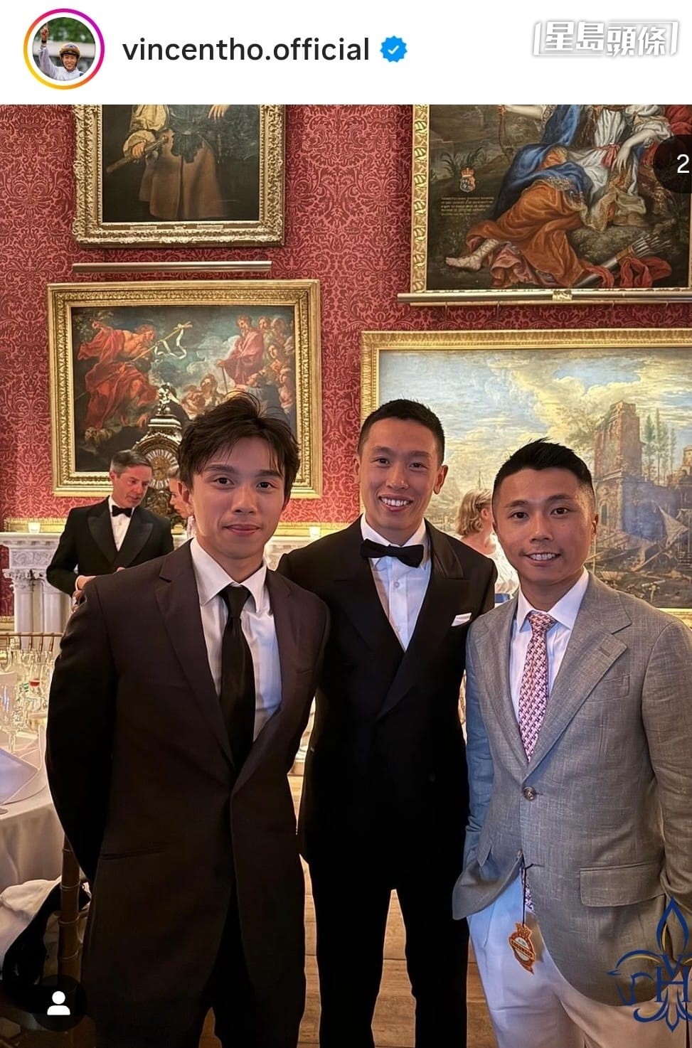 鍾易禮、何澤堯與潘明輝 (由左至右),一起參與Richmond and Gordon公爵及公爵夫人舉辦的古活舞會。相片來源:何澤堯ig 鍾易禮、何澤堯與潘明輝 (由左至右),一起參與Richmond and Gordon公爵及公爵夫人舉辦的古活舞會。相片來源:何澤堯ig