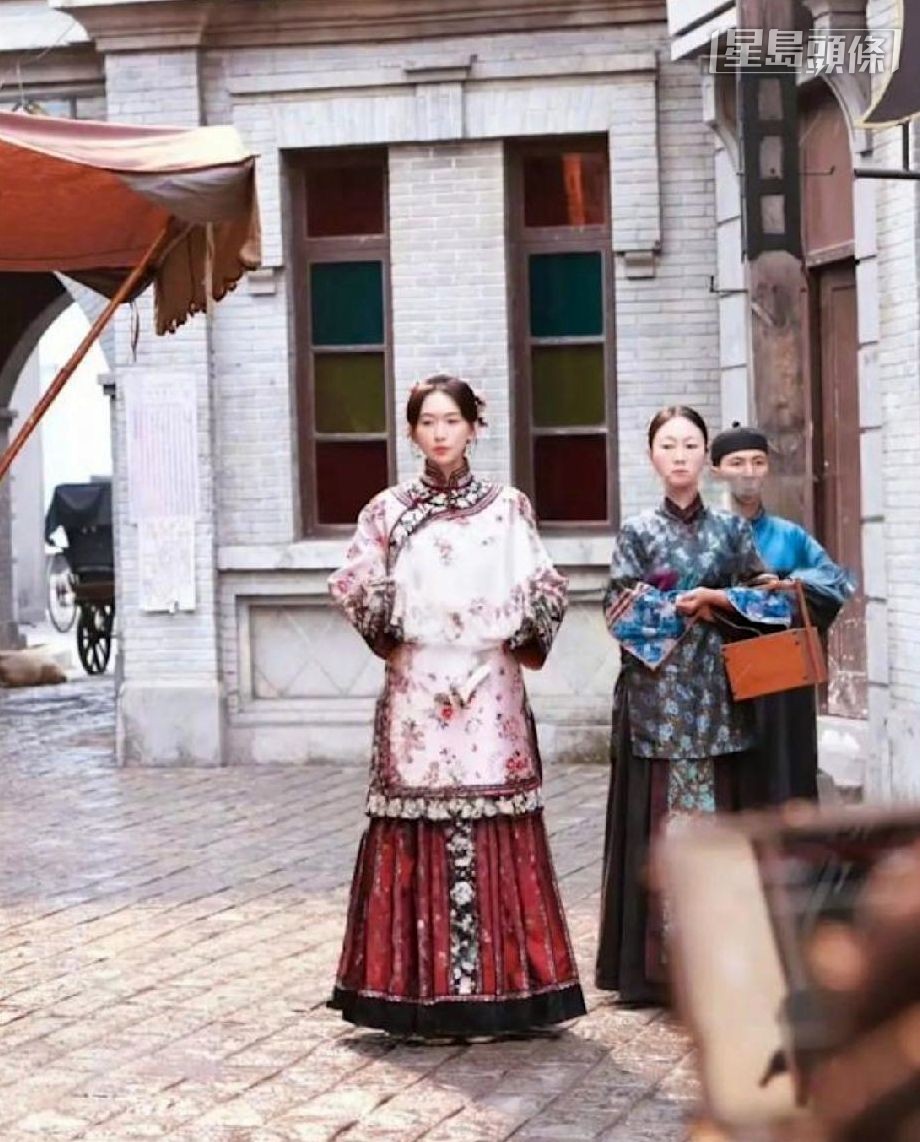 劇中飾演一個背負枷鎖的女人。