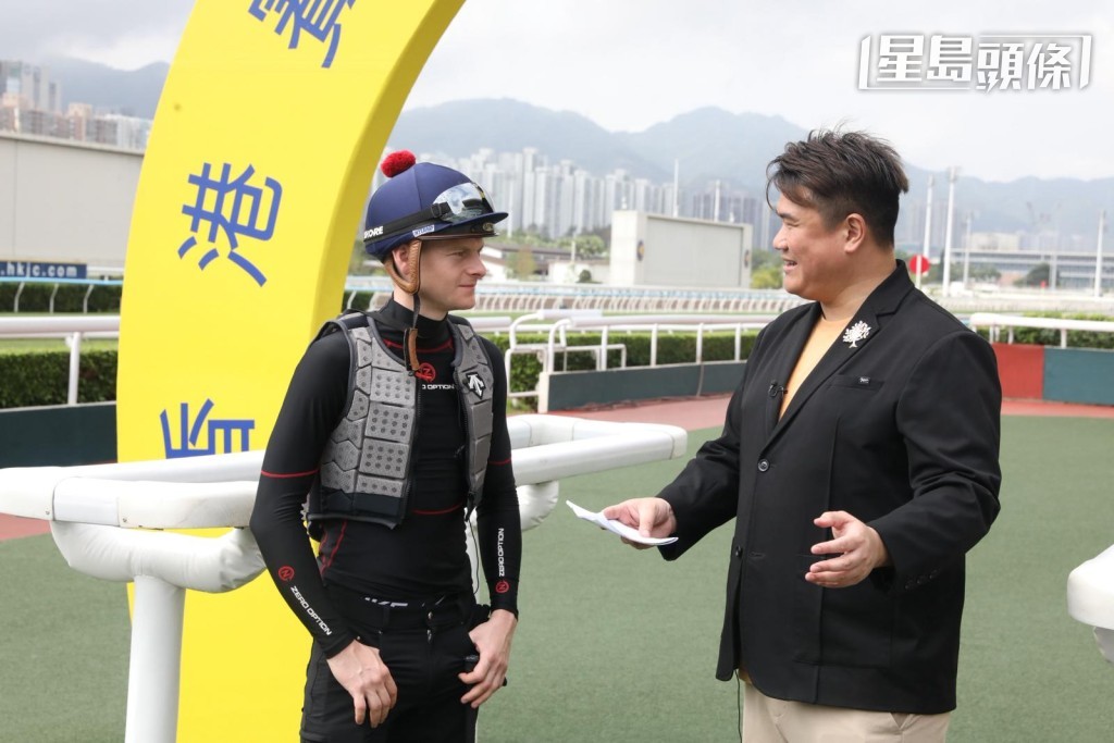 布浩榮 (左) 也有分享他接受「泰坦」馬主岑健龍 (右) 訪問的相片。 布浩榮 (左) 也有分享他接受「泰坦」馬主岑健龍 (右) 訪問的相片。