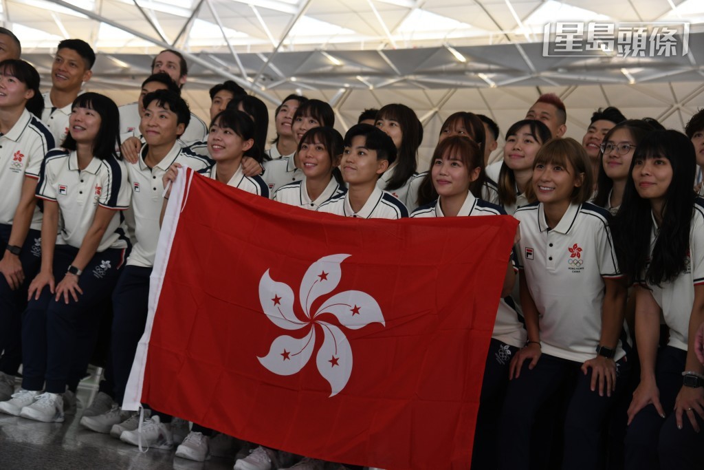 中國香港代表團出發前往杭州。（何健勇攝）