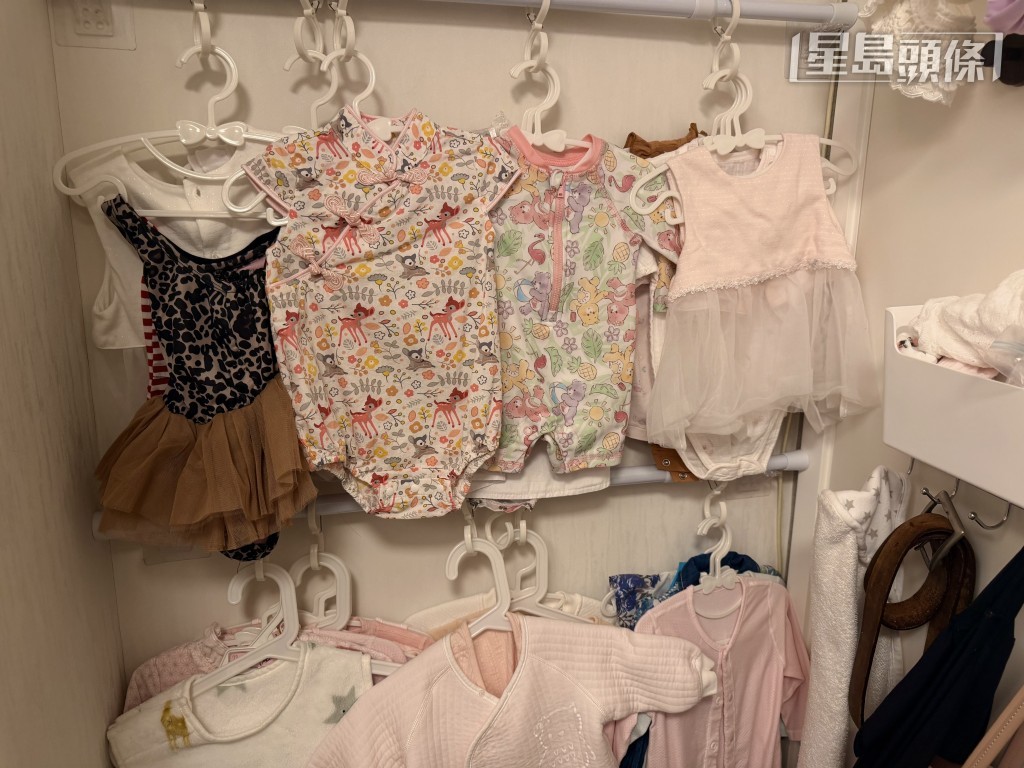 家中已準備了不少可愛的衣飾,將BB打扮成公主。 家中已準備了不少可愛的衣飾,將BB打扮成公主。